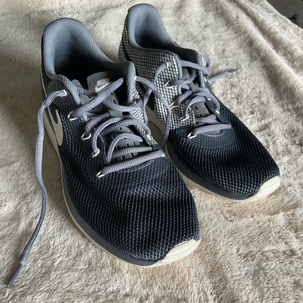 Nike Women’s Tennis Shoes Size 10